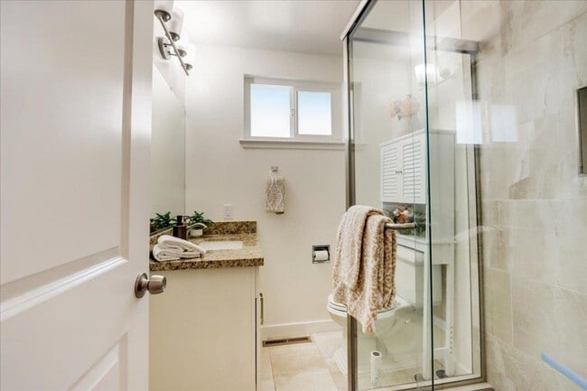 Building Photo - 4 Bedroom Home in Strawberry Park Stunner