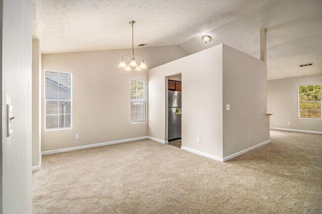 Building Photo - 3 Bedroom 2 Bathroom House