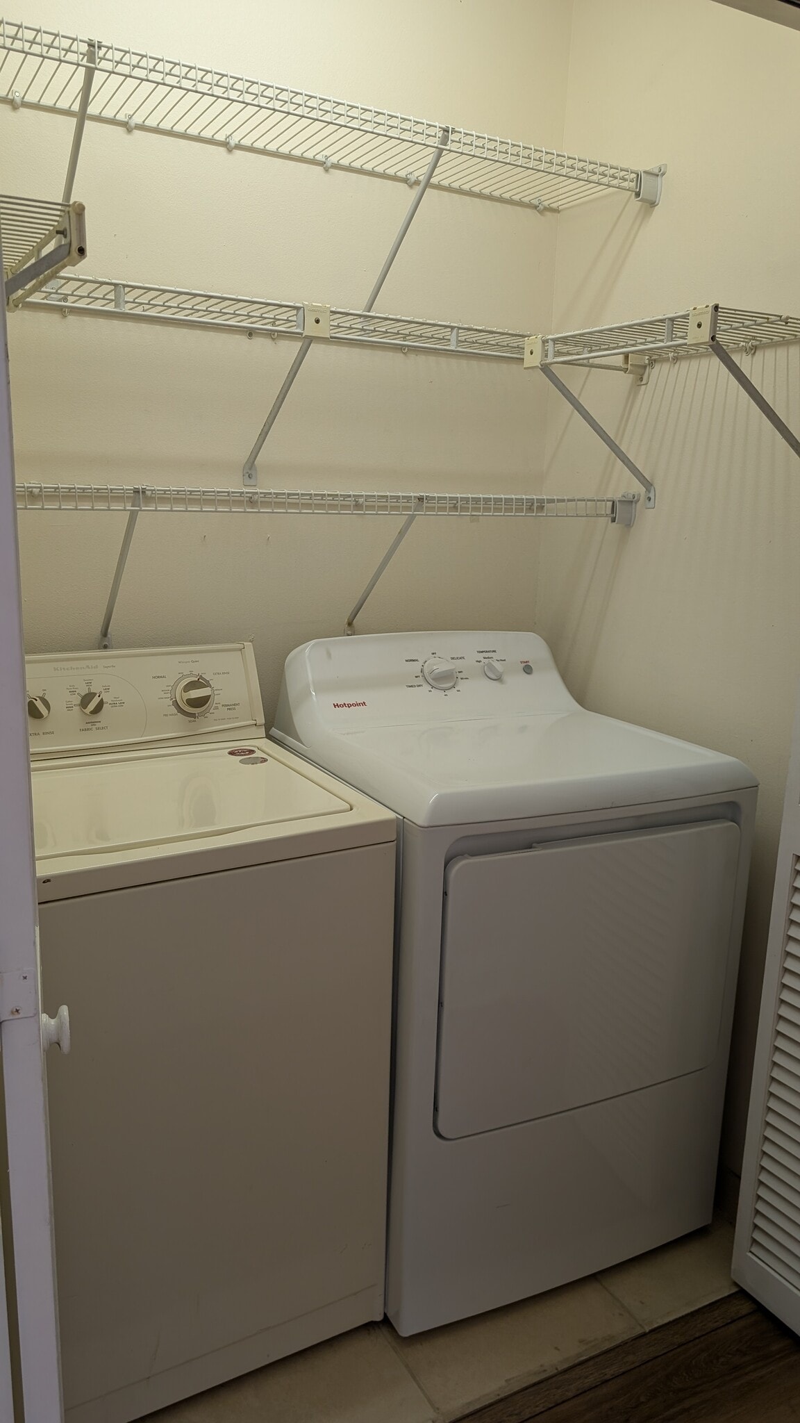 Building Photo - 6909 Lake Place Ct