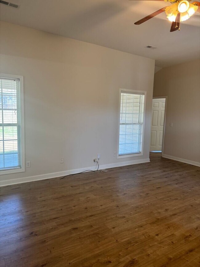 Building Photo - Updated 3 bedroom