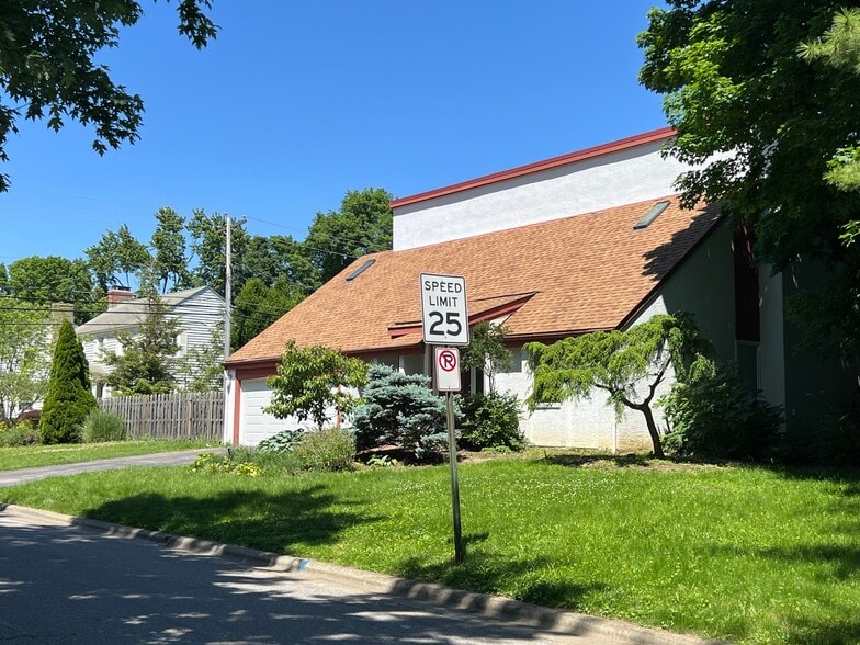 Building Photo - 1675 W Lane Ave