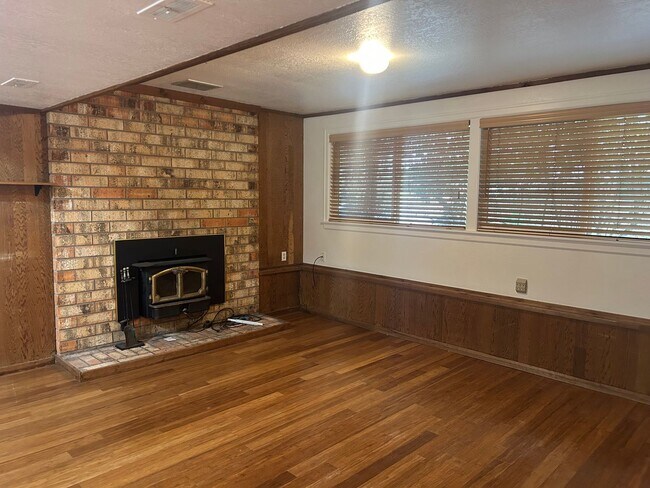 Building Photo - 4 Bedroom Home Near Whatcom Falls