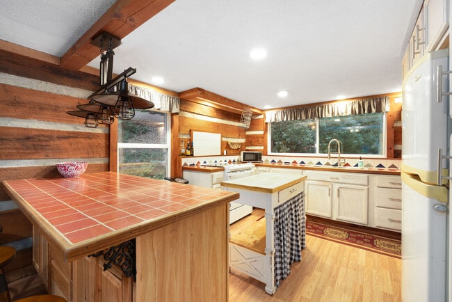 Building Photo - 202 Blue Grass Rd