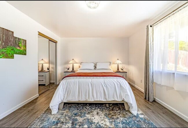 Building Photo - Fully Furnished House in Eureka