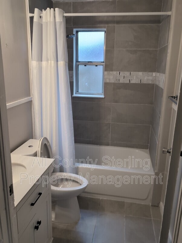 Building Photo - 521 SE 14th Terrace