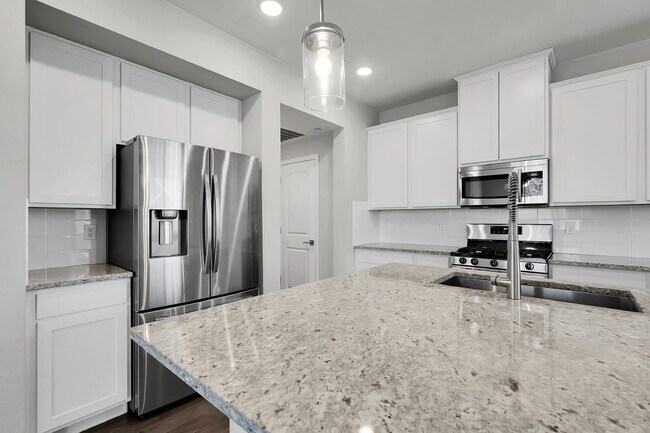 Building Photo - $2,775 - 3 Bed, 3 Bath Condo in Aurora wit...