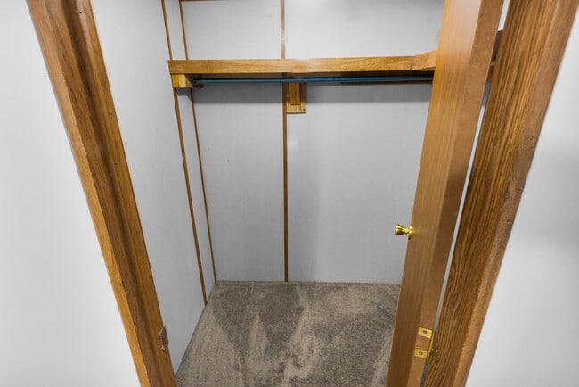 Building Photo - 220 Tree Ln