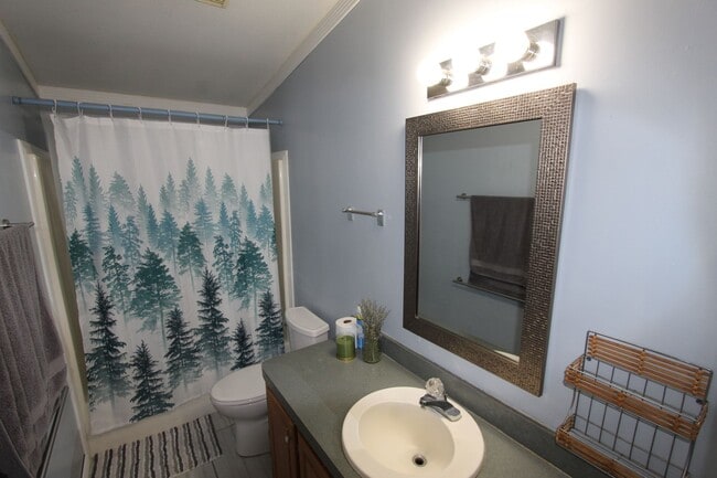 Building Photo - 5-Bedroom Home located in Railroad Springs