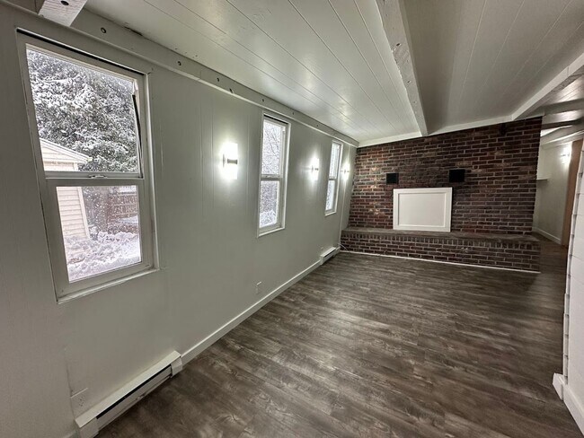 Building Photo - Spacious 4 Bedroom Home | 2 Living Rooms | Large Fenced Yard | 1,700+ Sq Ft