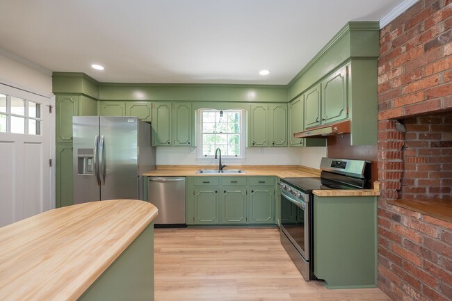 Building Photo - SPACIOUS RETREAT WITH DOWNTOWN CONVENIENCE