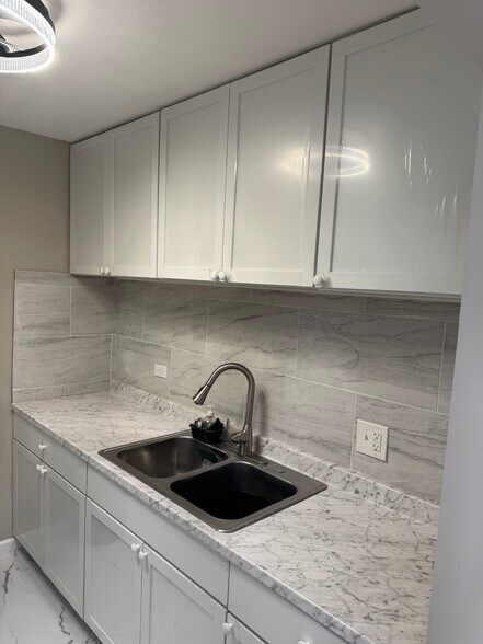 Building Photo - 252 Shorewood Dr