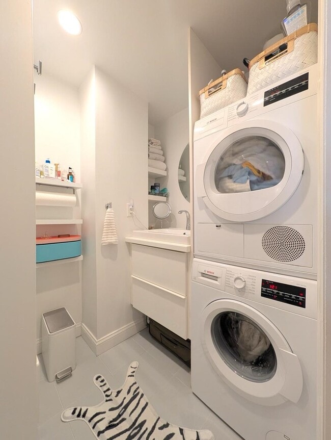 Building Photo - 332 York St