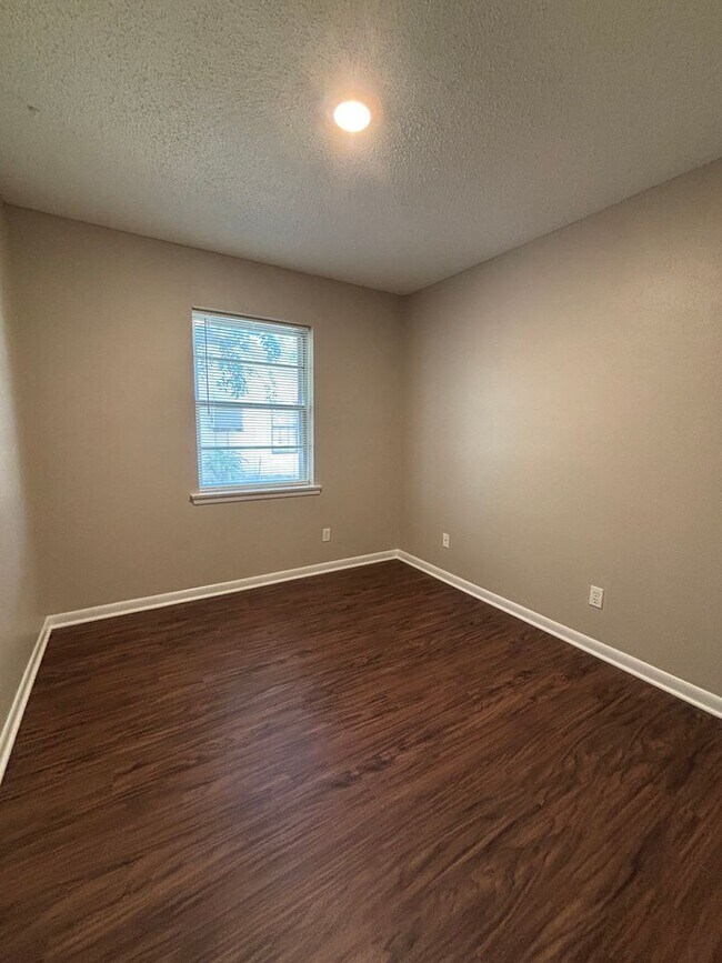 Building Photo - 3 Bedroom and 2 Bath