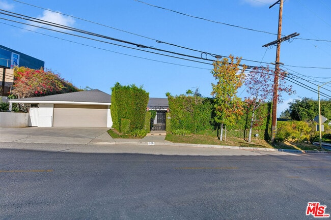 Building Photo - 826 N Tigertail Rd