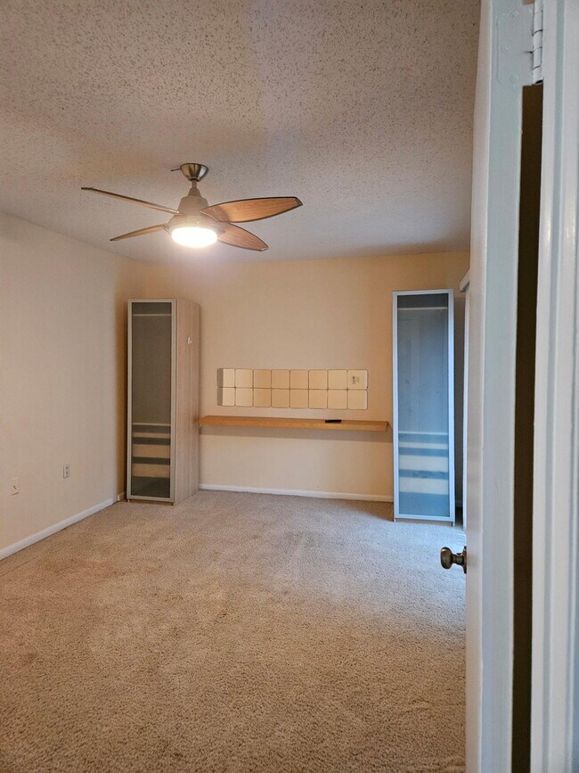 Building Photo - 1700 Embassy Dr