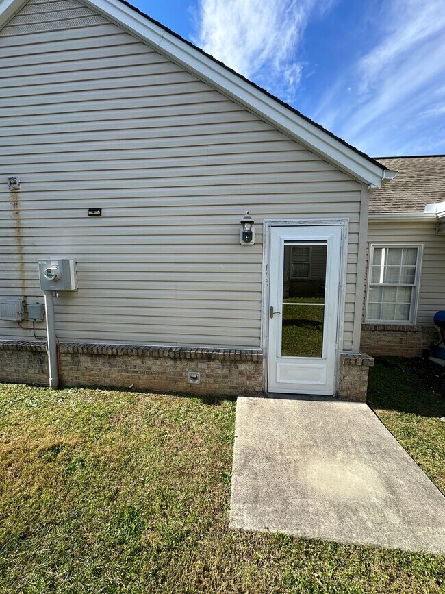 Building Photo - 2 Bedroom / 1 Bath Home Kingsport TN