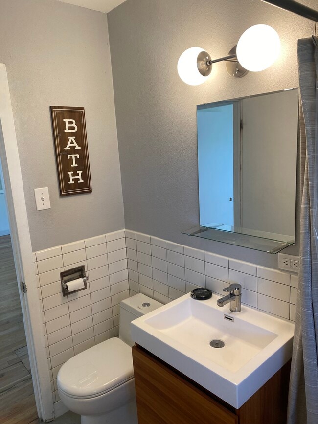 Building Photo - 3065 N Glencoe St