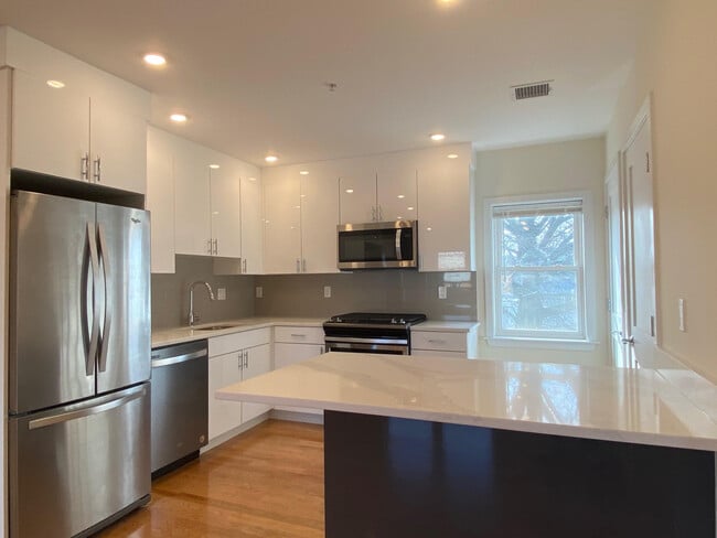 Building Photo - 15 Kelley Ct