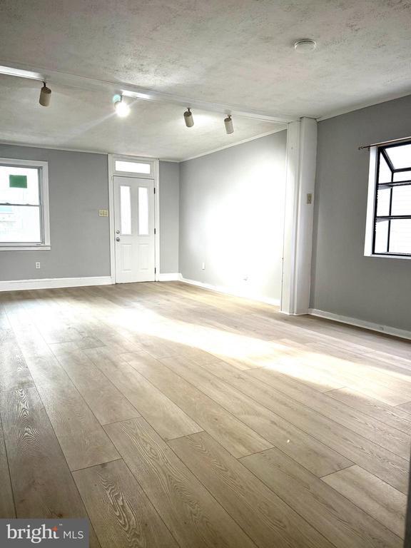 Building Photo - 653 Pine St