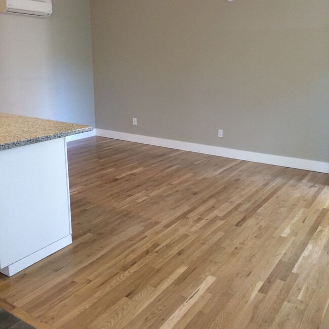 Building Photo - Super cute top level 1 bed w/ washer/dryer...