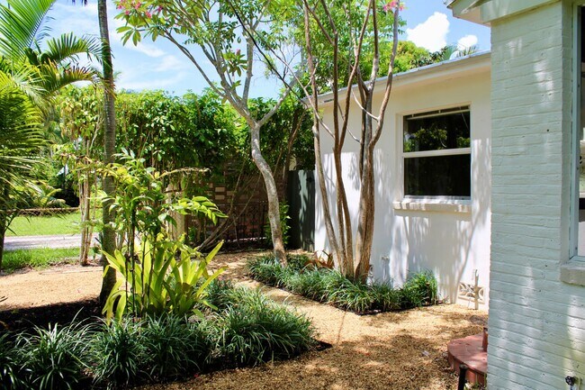 Building Photo - Fully Renovated 3/3 Northwood Home with Gu...
