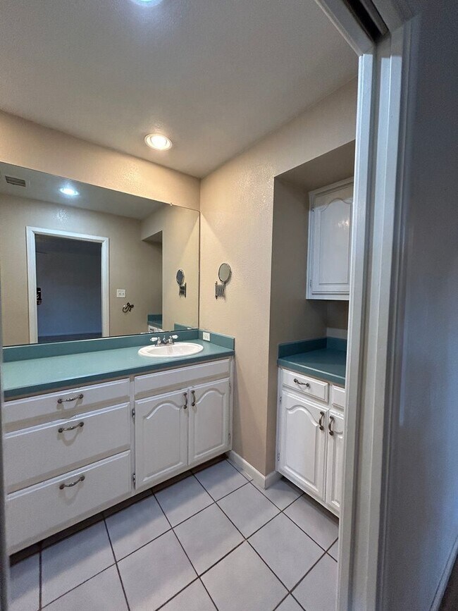 Building Photo - Beautiful Large Family Home!!!