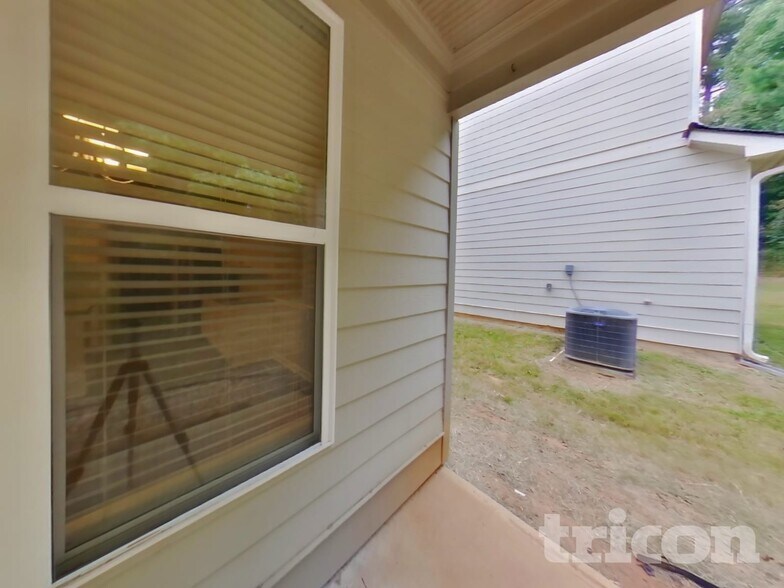 Building Photo - 2300 Shady Dr