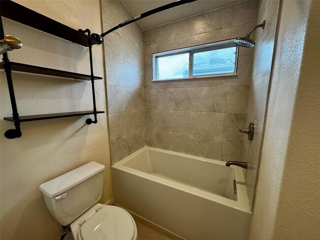 Building Photo - 104 Silk Tree Ln