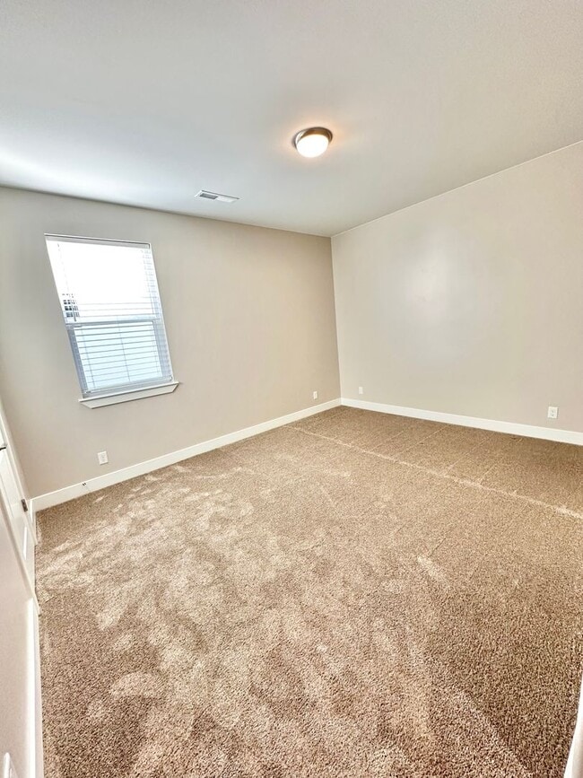 Building Photo - 4 Bed Desert Color Home!