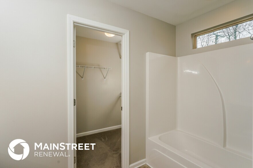 Building Photo - 2001 Drummond Dr