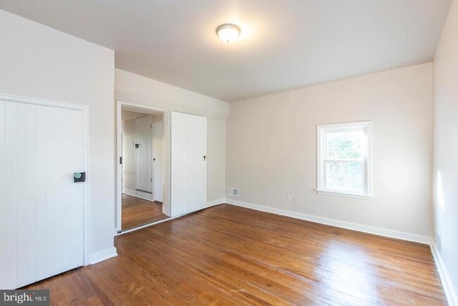 Building Photo - 211 Gale Ln