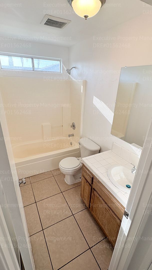 Building Photo - 4 bedroom 2 bathroom home located near S. H St/ Berkshire Rd