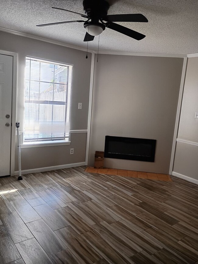 Building Photo - MOVE IN READY