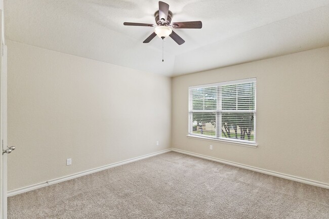 Building Photo - 5 Bedroom/3.5 Bath Saddle Creek Subdivision
