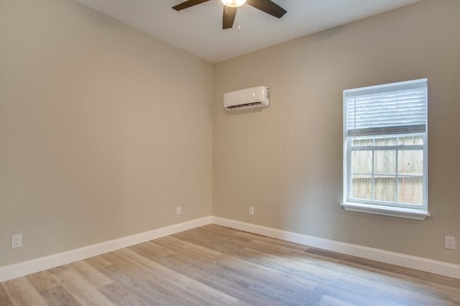 Building Photo - Modern 2 Bedroom Home Minutes from Downtow...