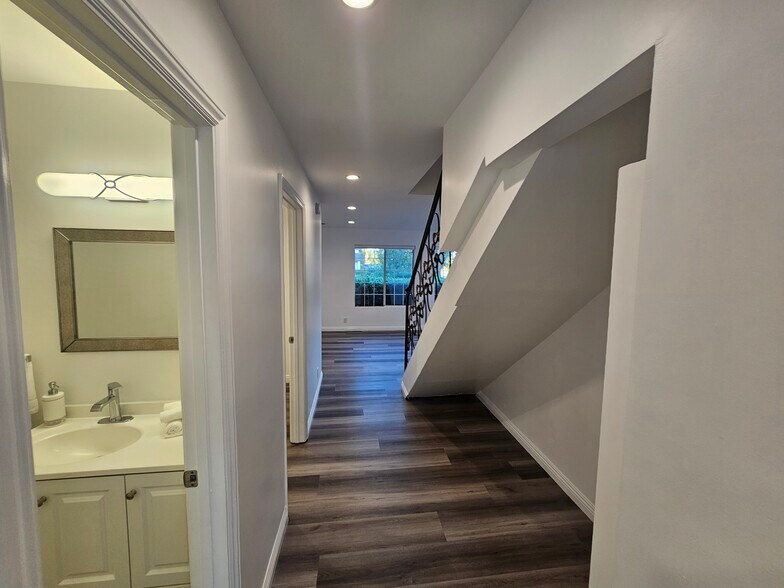 Building Photo - 6501 Vanalden Ave