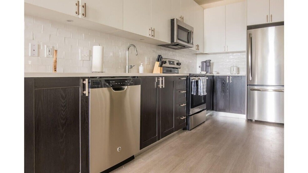 Building Photo - 633 E Main St