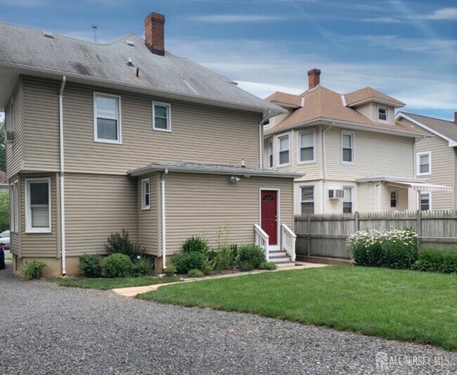Building Photo - 40 Codington Pl