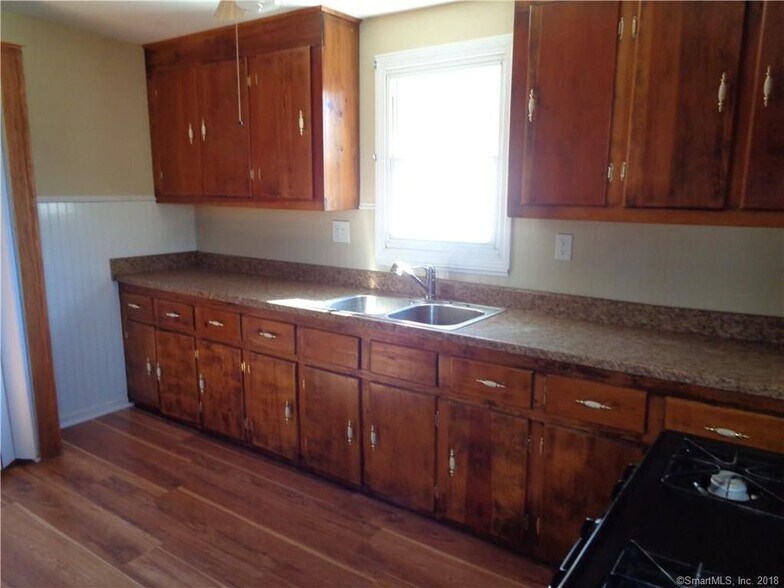 Building Photo - 454 Middle Tpke E