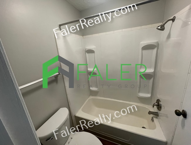 Building Photo - 2 bedroom, 1.5 bath apartment available now!