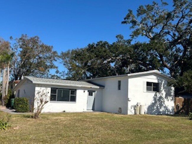 Building Photo - Spacious 3 bdrm/2 bath home