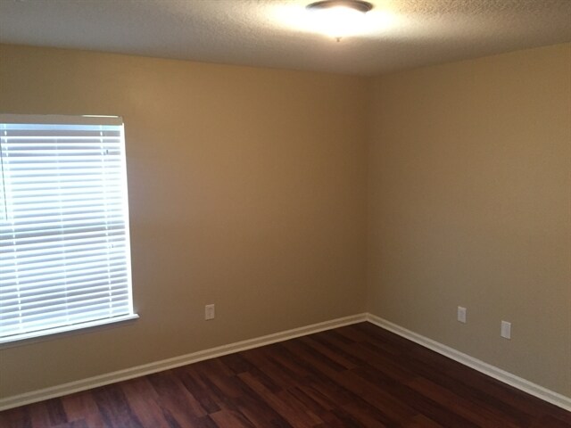 Building Photo - 1779 Ferncreek Dr
