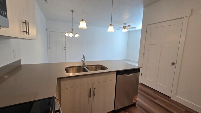 Building Photo - 6512 Skyline Lp Ln