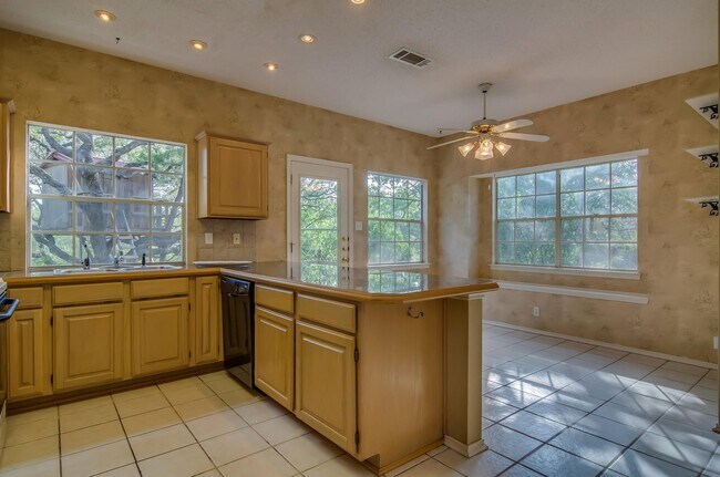 Building Photo - Wonderful 4BR/2.5 Bath in Encino Park -- D...