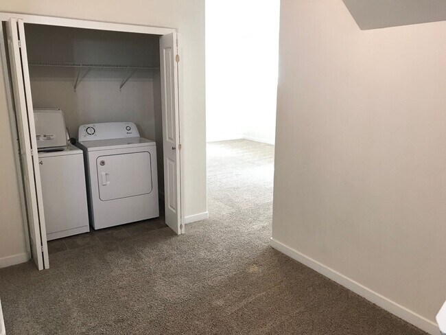 Building Photo - Hard to find 4 Bed, 3 Full Bath Home