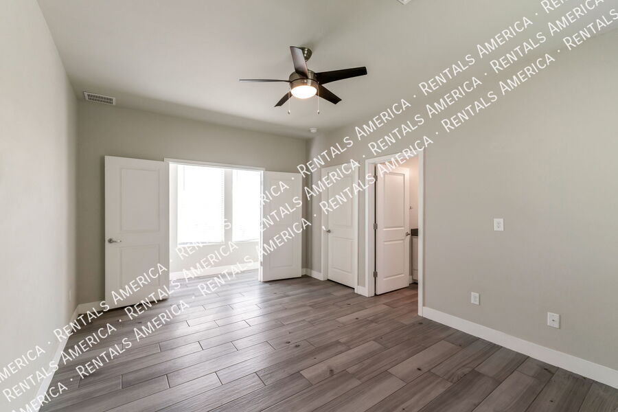 Building Photo - 922 S Fremont Ave