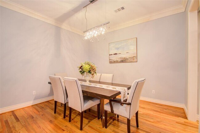 Building Photo - 1812 Staffordshire Crescent