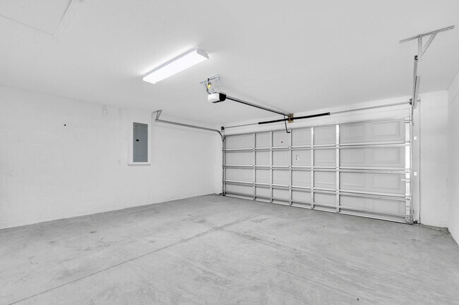 Building Photo - Large 4 Bedroom Rental!