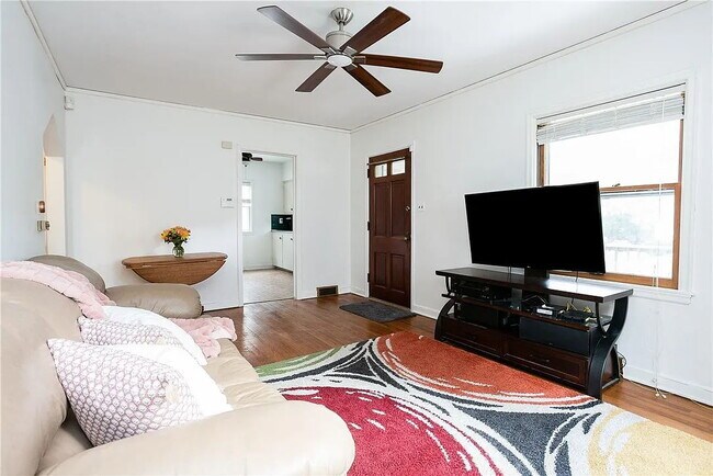 Building Photo - Charming 2-Bedroom Bungalow with Gleaming Hardwood Floors in Des Moines Area