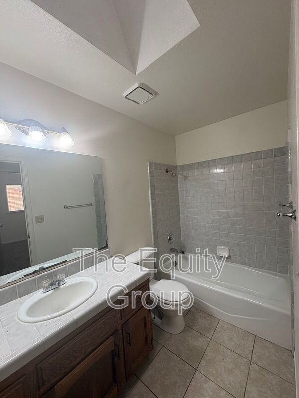 Building Photo - 5936 W Oak Ave